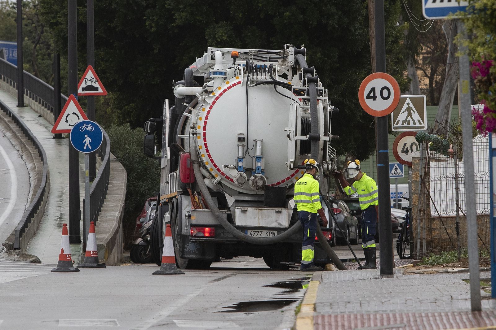 Un camión de Hidralia en trabajos de alcantarillado, en la zona de Bazán.