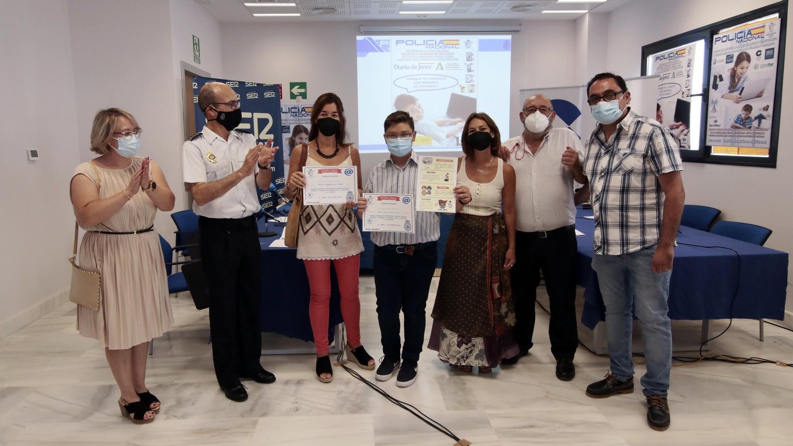 Premios del concurso escolar de infografías sobre riesgos de internet de Diario de Jerez y Policia Nacional