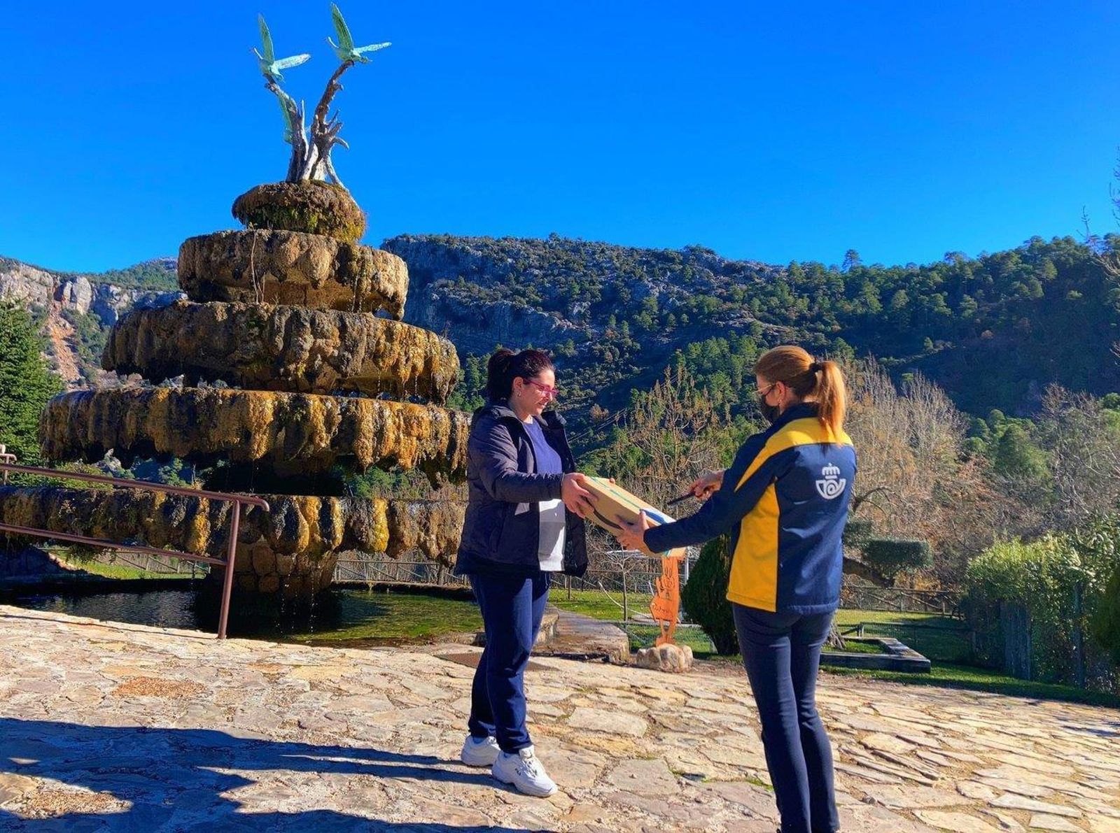 Entrega de un paquete de Correos en un núcleo rural.