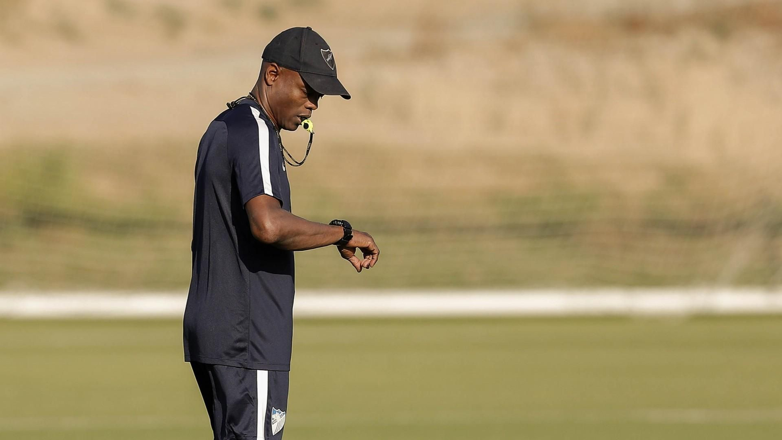 Dely Valdés consulta su cronómetro en un entrenamiento de la pretemporada del Atlético Malagueño.