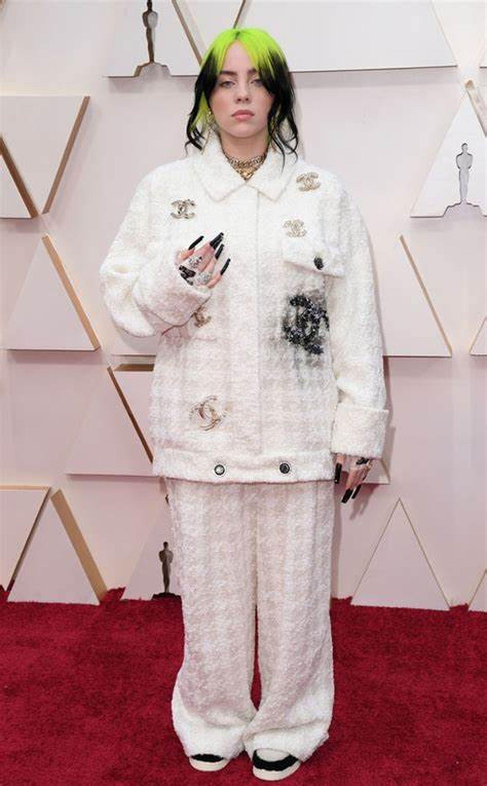 Billie Eilish llevó un conjunto de chaqueta y pantalón blanco con detalles plateados de Chanel a la gala de 2020. Hasta ahí bien si no fuera porque le venía grandísimo. Las raíces verdes de su pelo y la manicura indefinible acabaron de estropear el estilismo.
