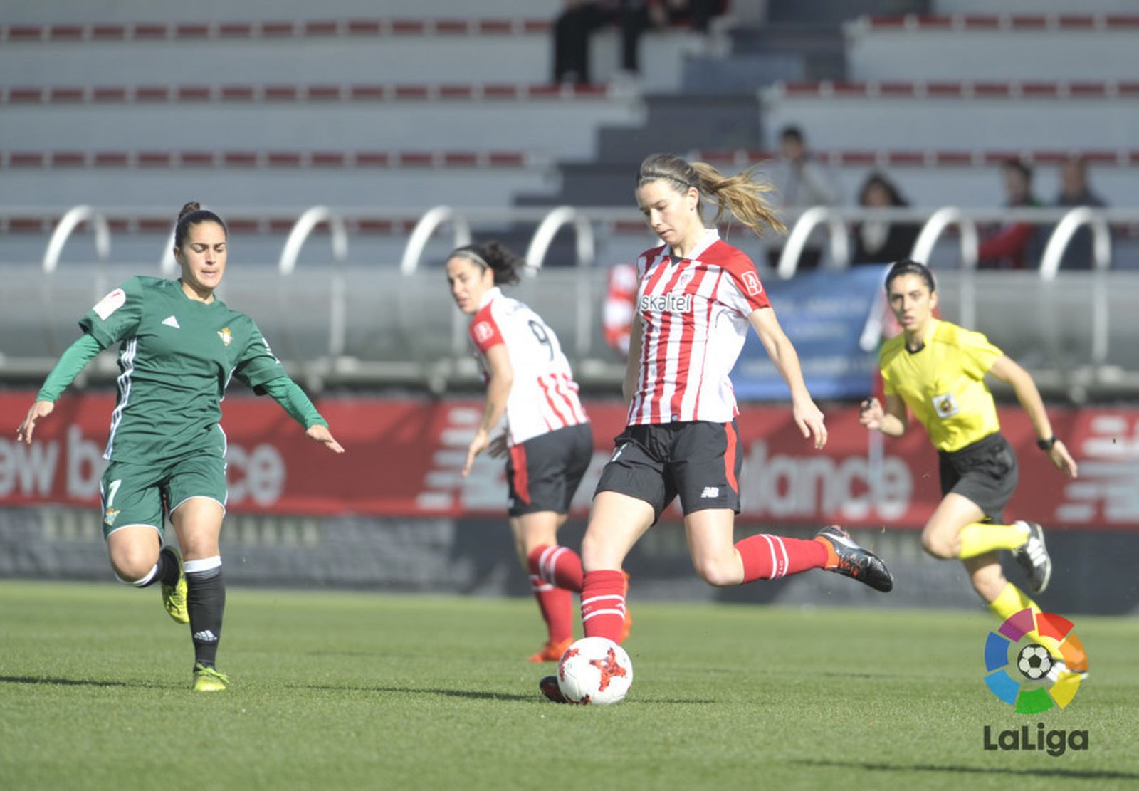 La futbolista del Betis Marta Pérez acude a encimar a una rival del Athletic.