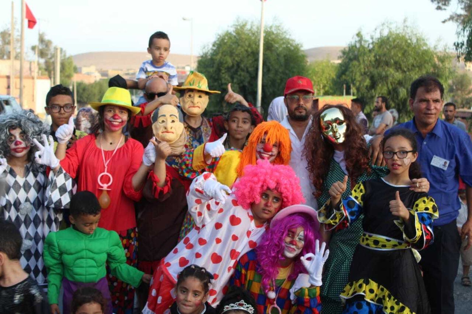 Un grupo de niños posan durante el trayecto de la cabalgata