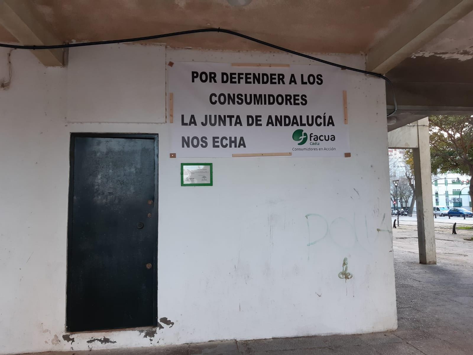 La pancarta que se encuentra colgada en la sede que ocupaba Facua.