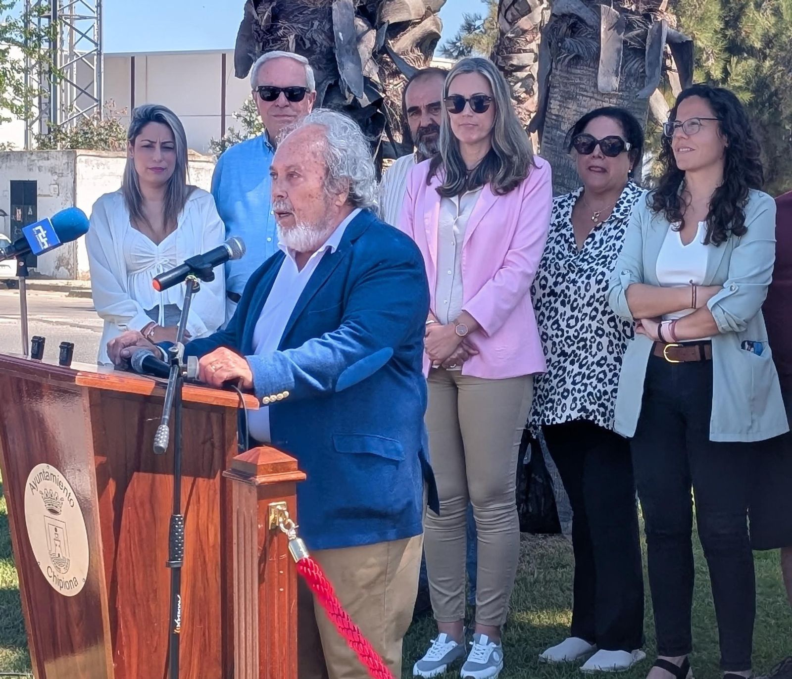 Sanro, explicando los detalles de la obra.