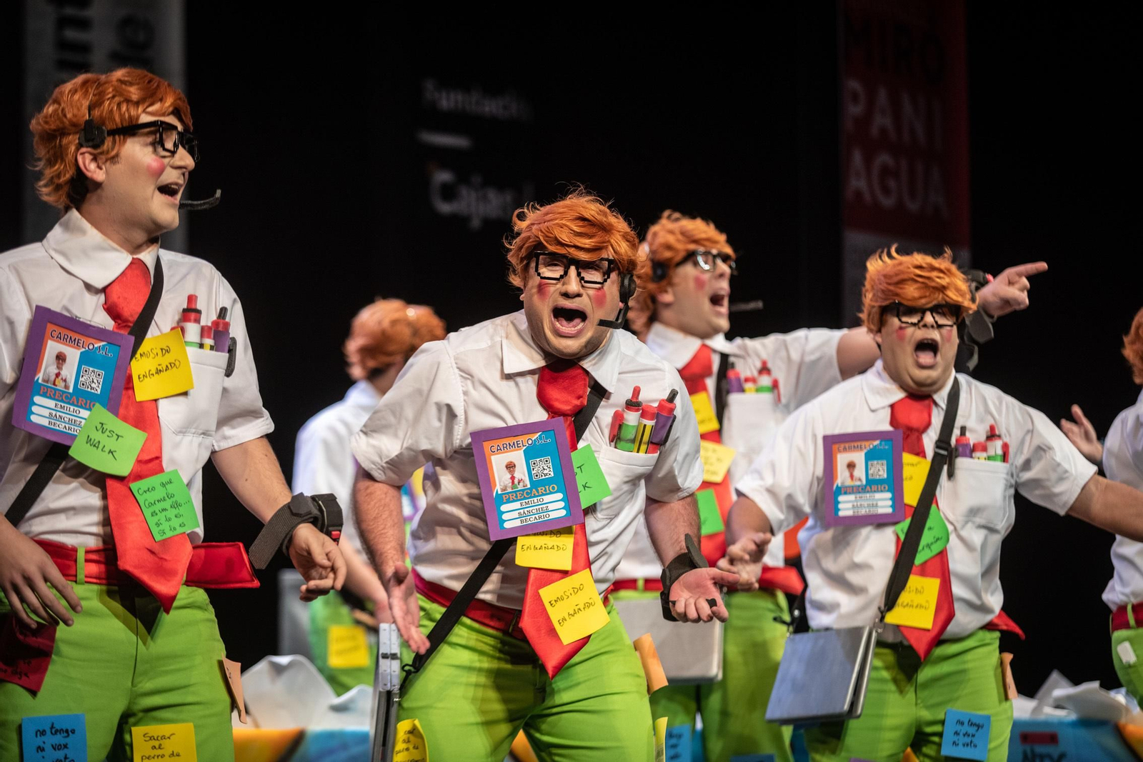 La chirigota 'El chaval de la beca' durante su actuación