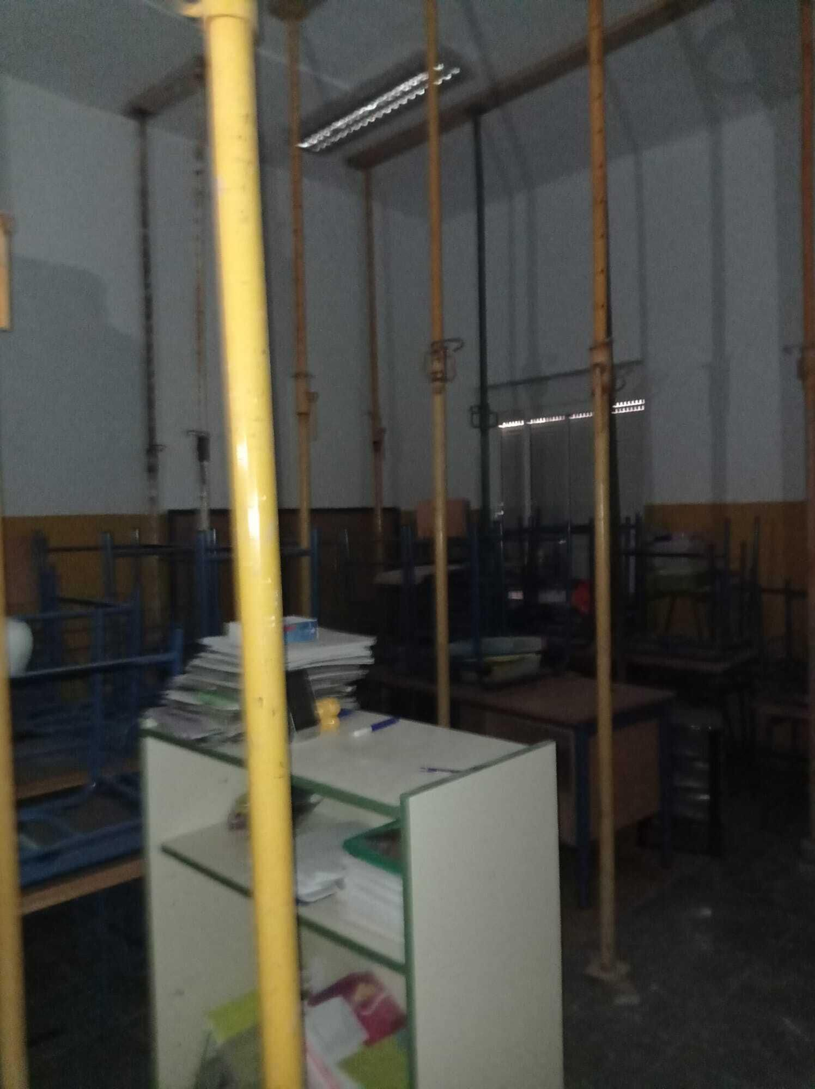 Un aula apuntalada en el colegio Domingo Lozano de Málaga. Un aula apuntalada en el colegio Domingo Lozano de Málaga.