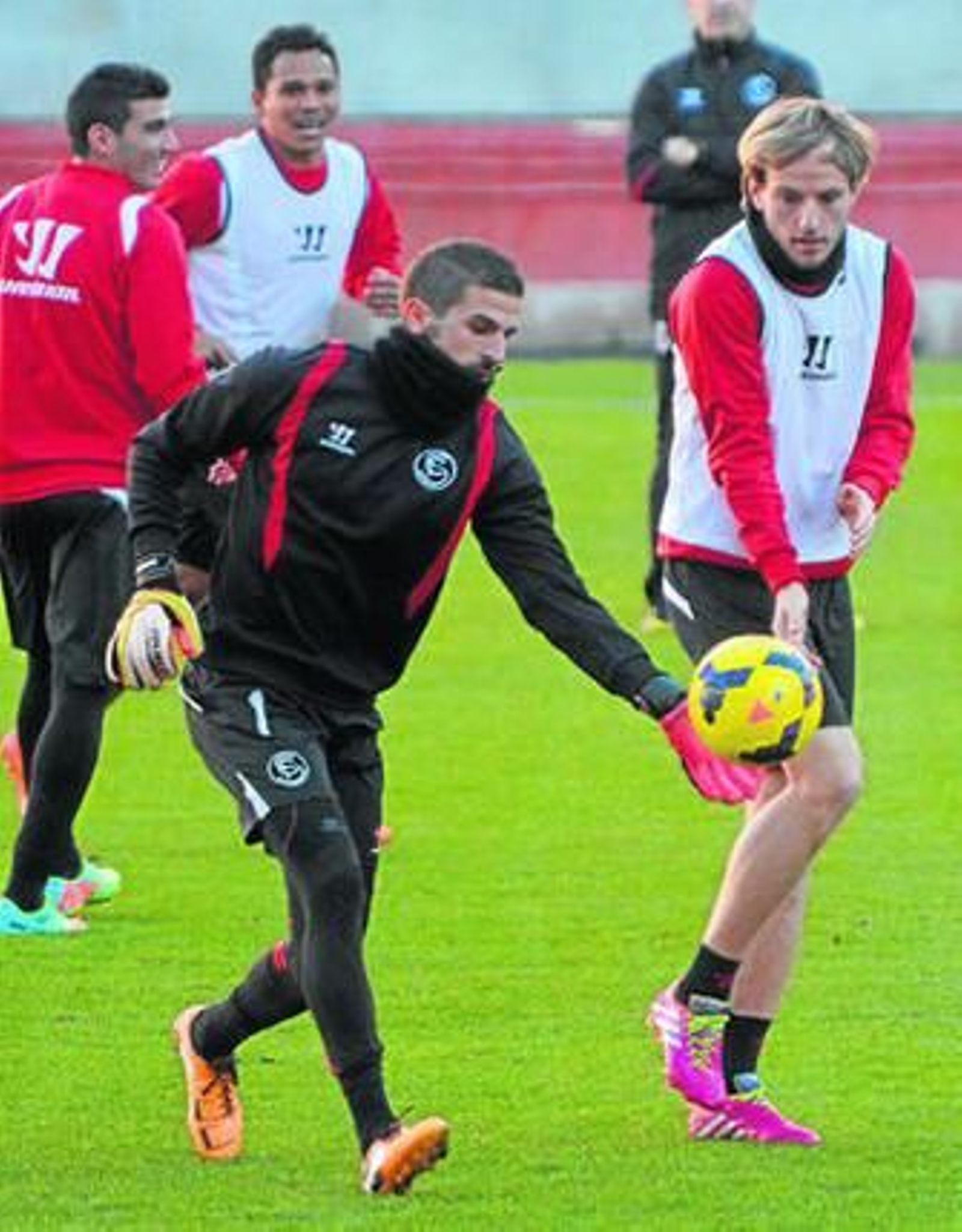 Rakitic presiona a Javi Varas en un saque de portería.