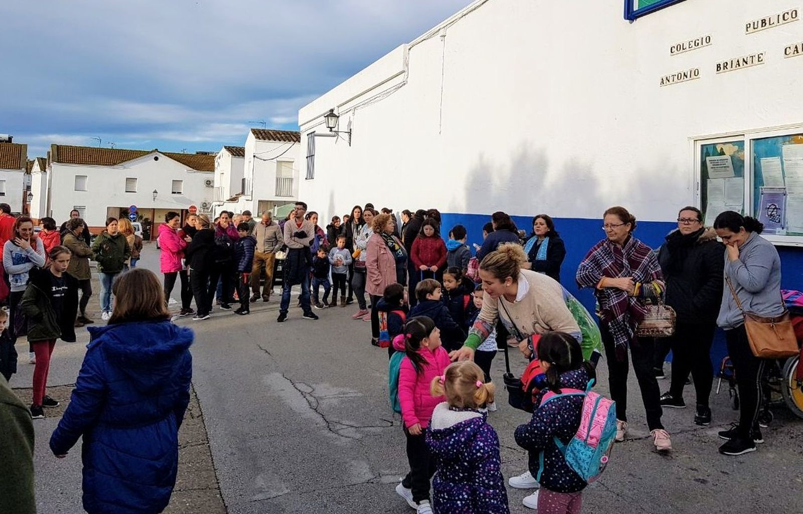 La primera de las concentraciones convocadas por el AMPA junto a la puerta del colegio.