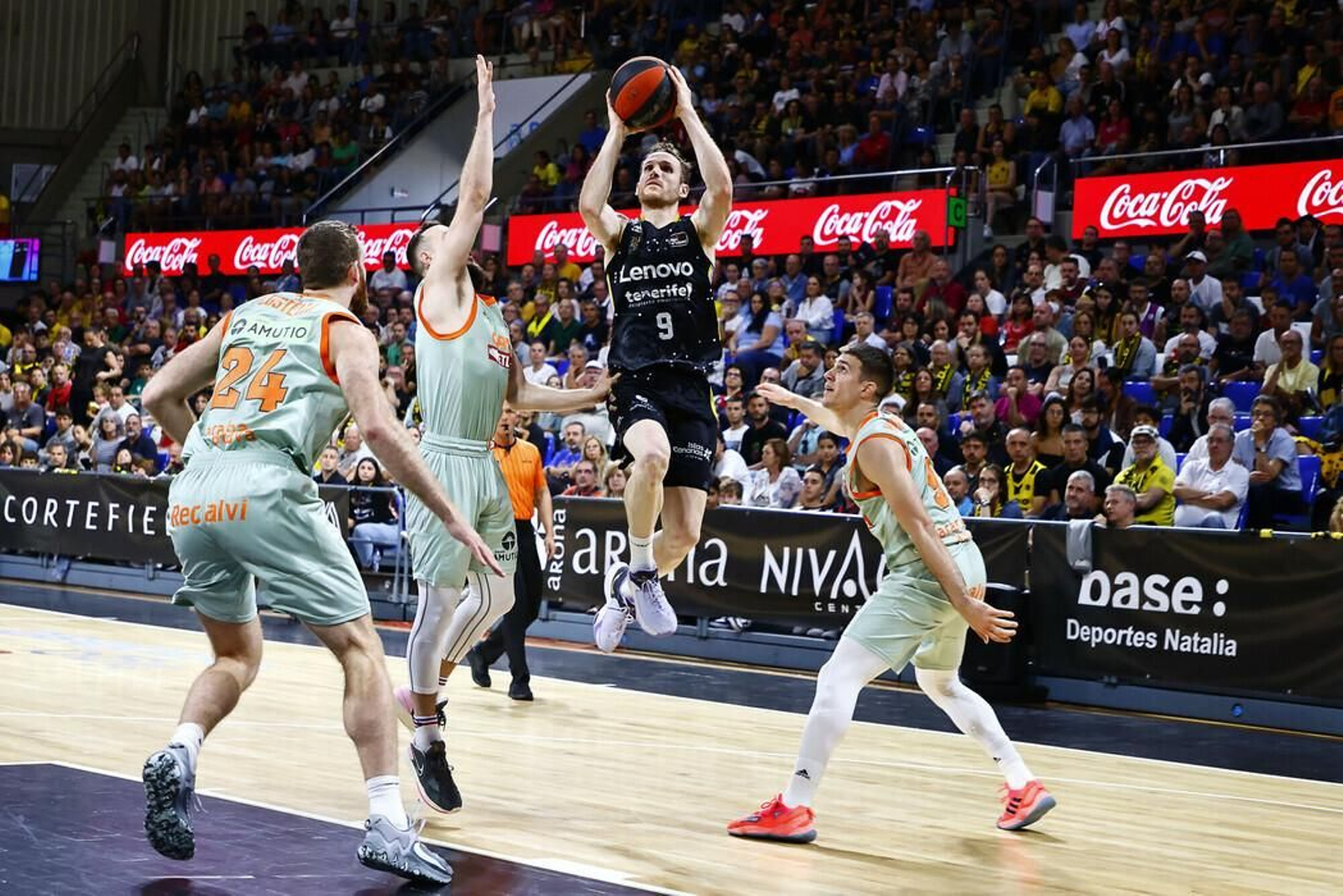 Marcelinho Huertas lanza a canasta.