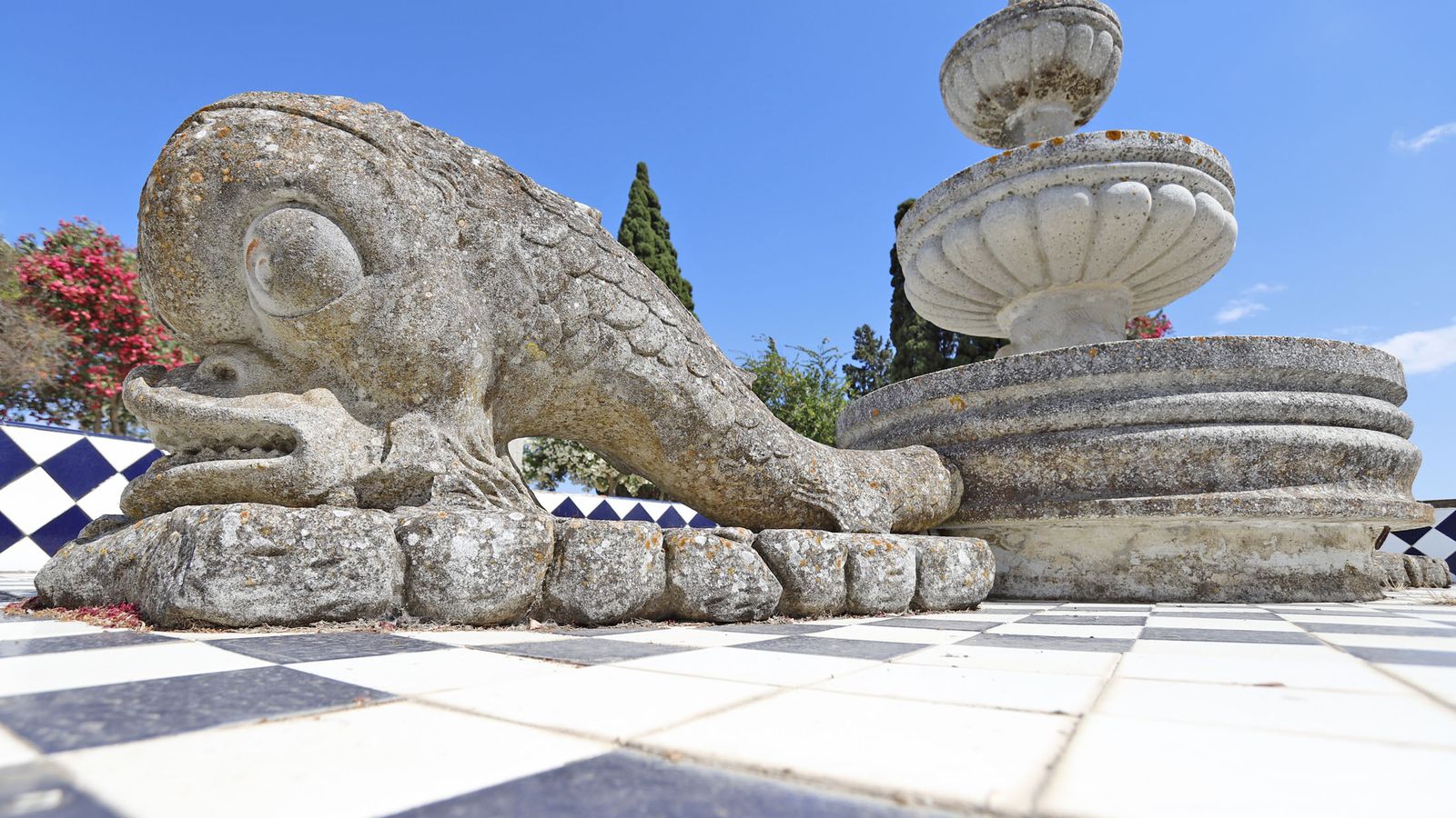 Los delfines se encuentran en la actualidad en la fuente del cementerio.