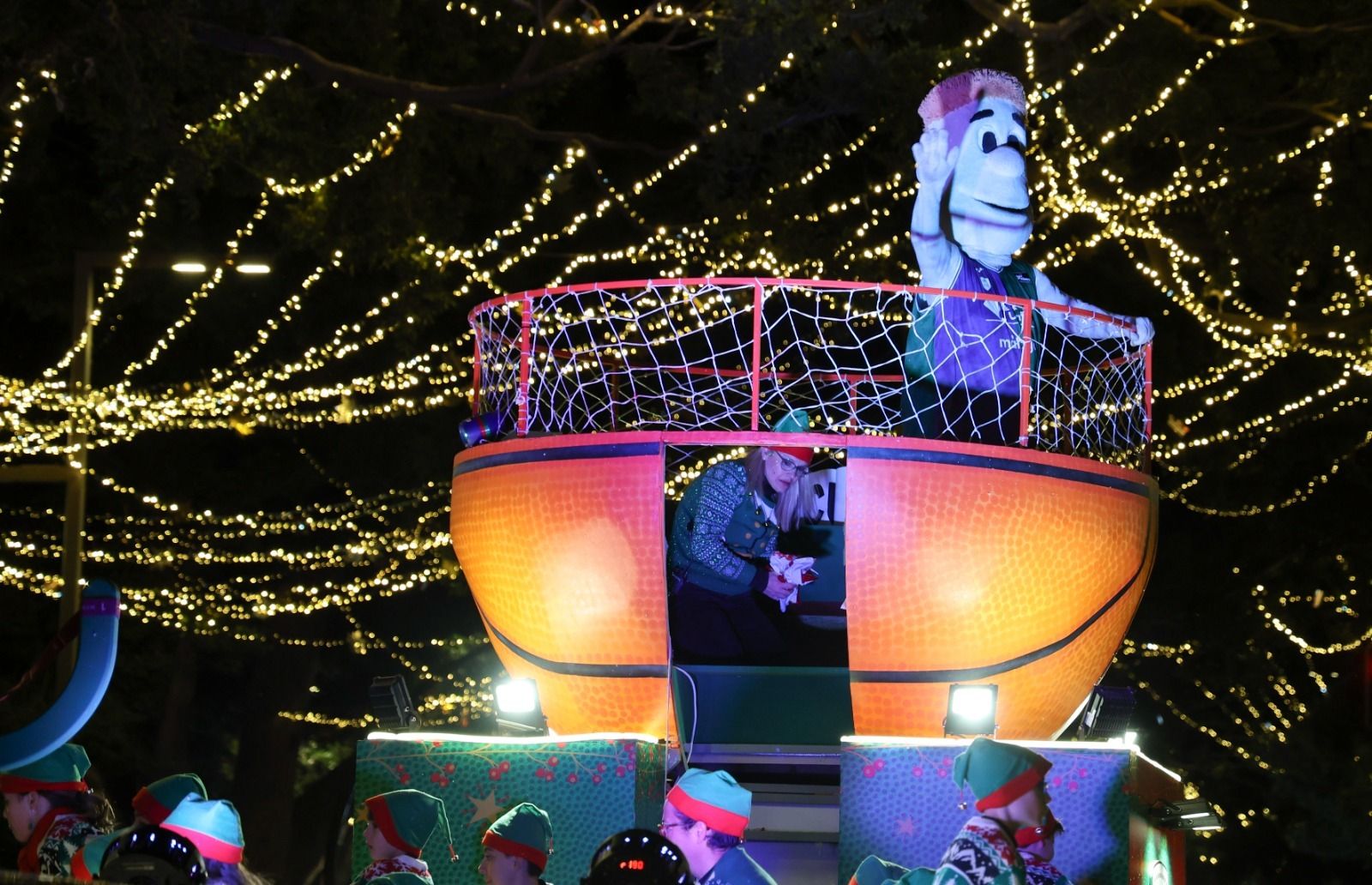 Málaga CF y Unicaja traen ilusión deportiva en la Cabalgata de Reyes