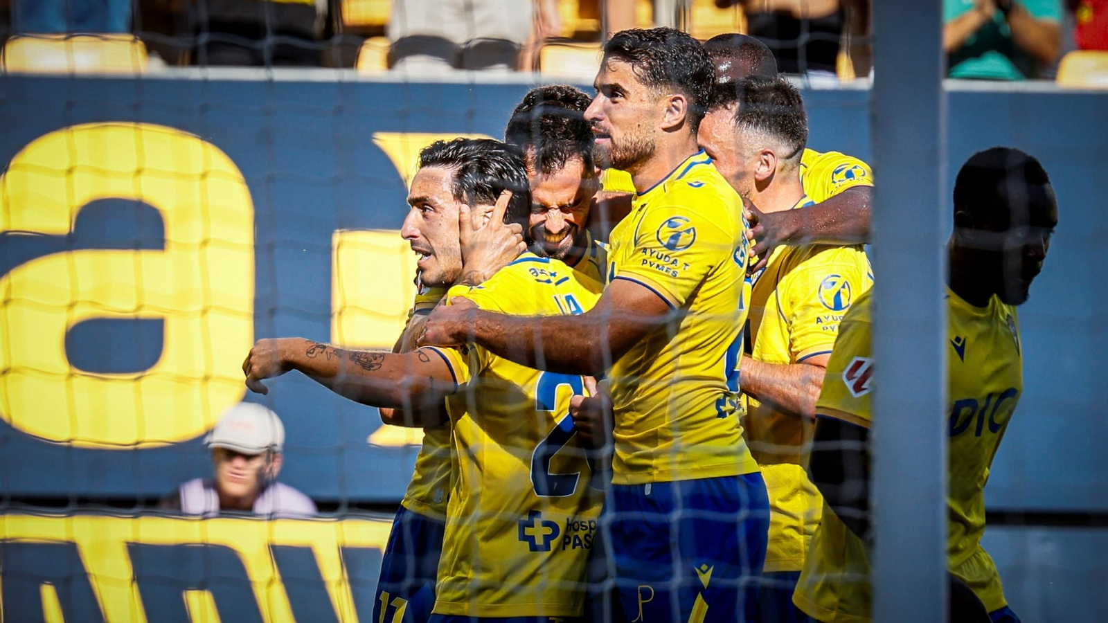 Syso recibe el abrazo de sus compañeros tras el golazo contra el Eibar.