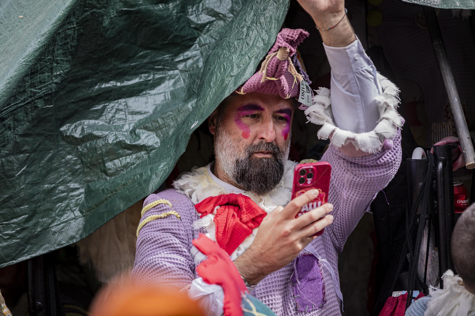 Las imágenes del segundo sábado de Carnaval de Cádiz 2025: Carrusel de coros bajo la lluvia