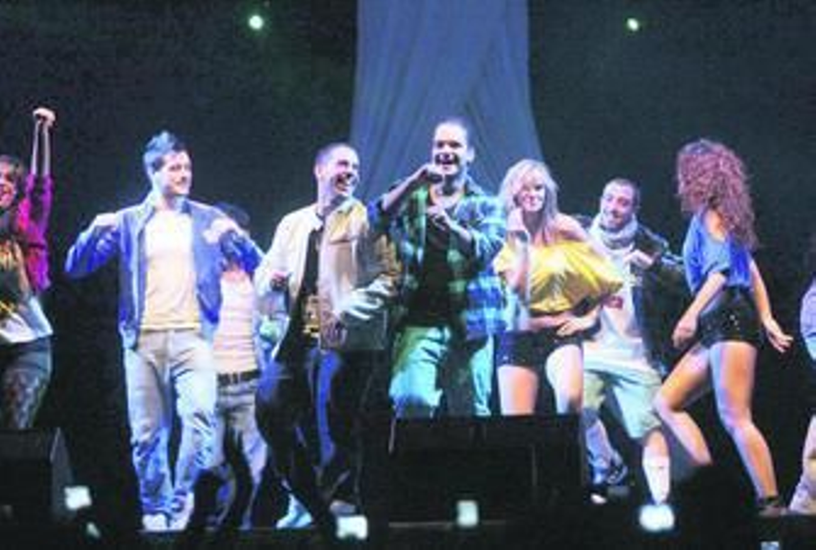 Varios de los bailarines de 'Fama' que participaron ayer en el espectáculo celebrado en el pabellón Ciudad de Algeciras.