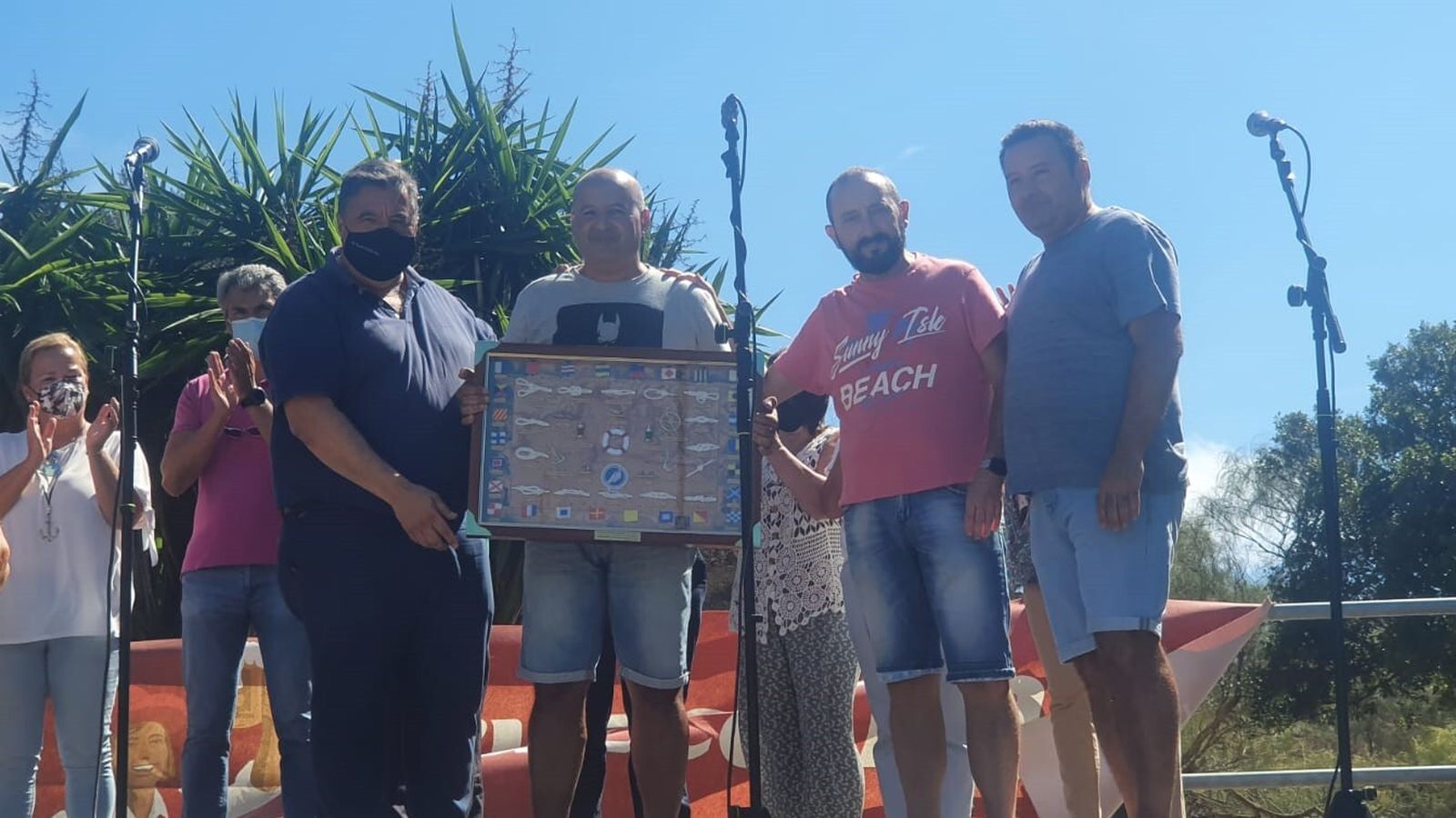 La peña El Timón hace entrega de un reconocimiento al grupo 'Los cañavaleros'.