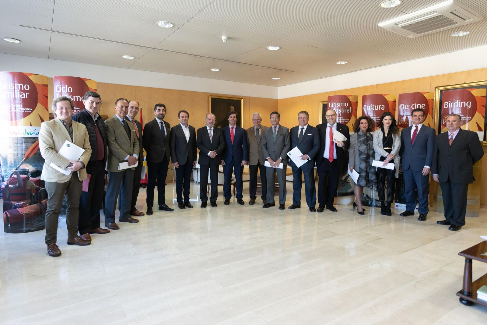 El presidente de la Diputación de Sevilla, en el centro, con el presidente de la CES, Miguel Rus, y los presidentes y gerentes de las asociaciones turísticas de la provincia.