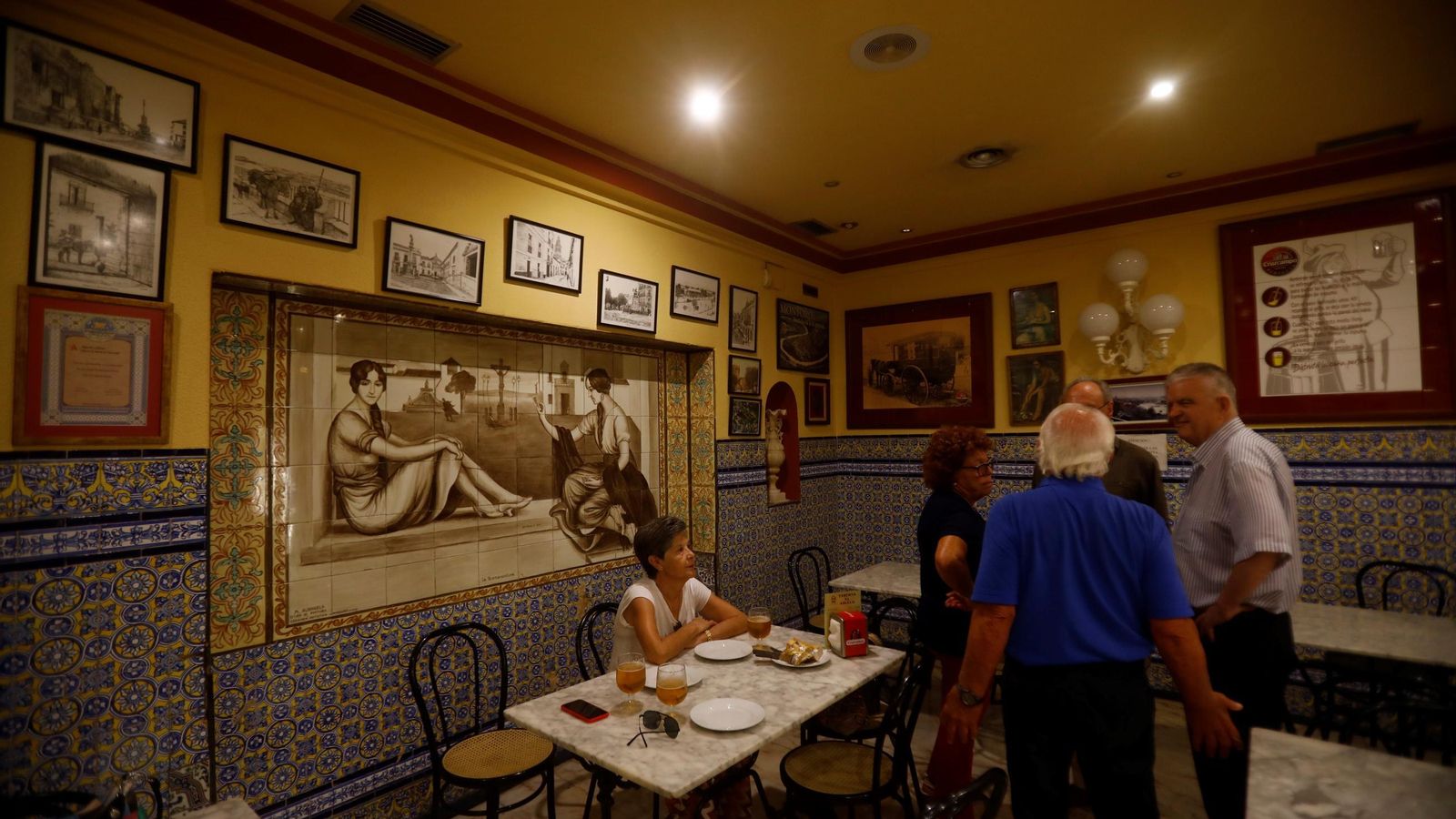 Interior de la Taberna El Abuelo.