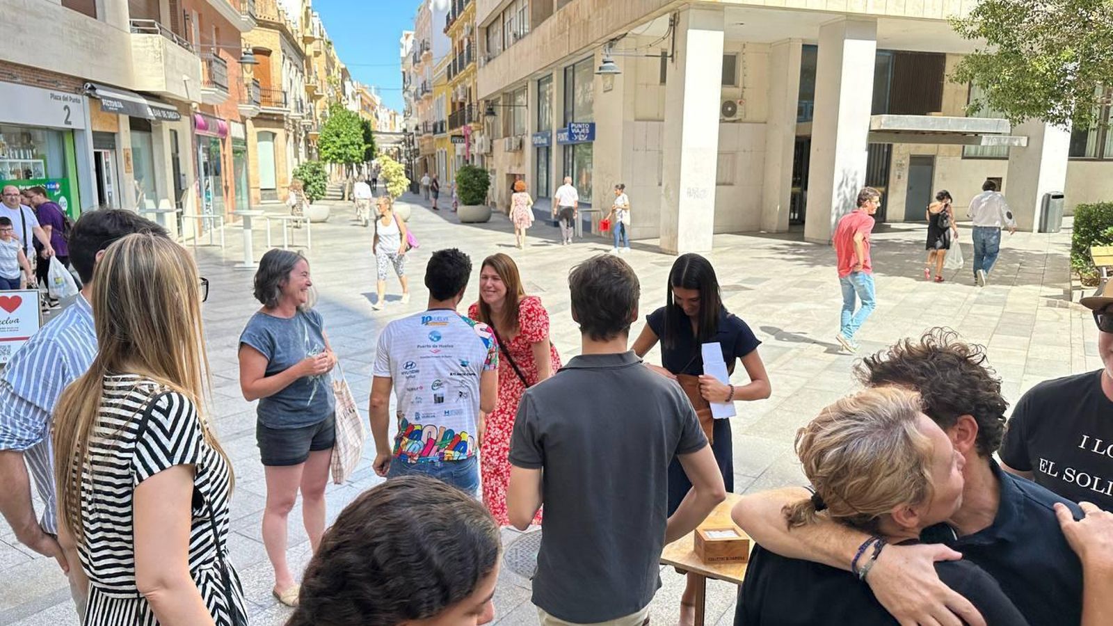 Raquel y Juan abrazando entre lágrimas a los trabajadores de Nescafé