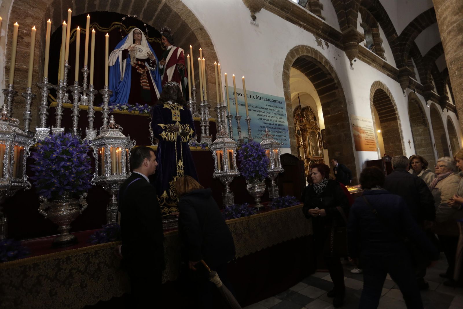 La Dolorosa de la hermandad del Jueves Santo, tras el Cautivo y Rescatado en el altar del besapié del pasado viernes en Santa Cruz.