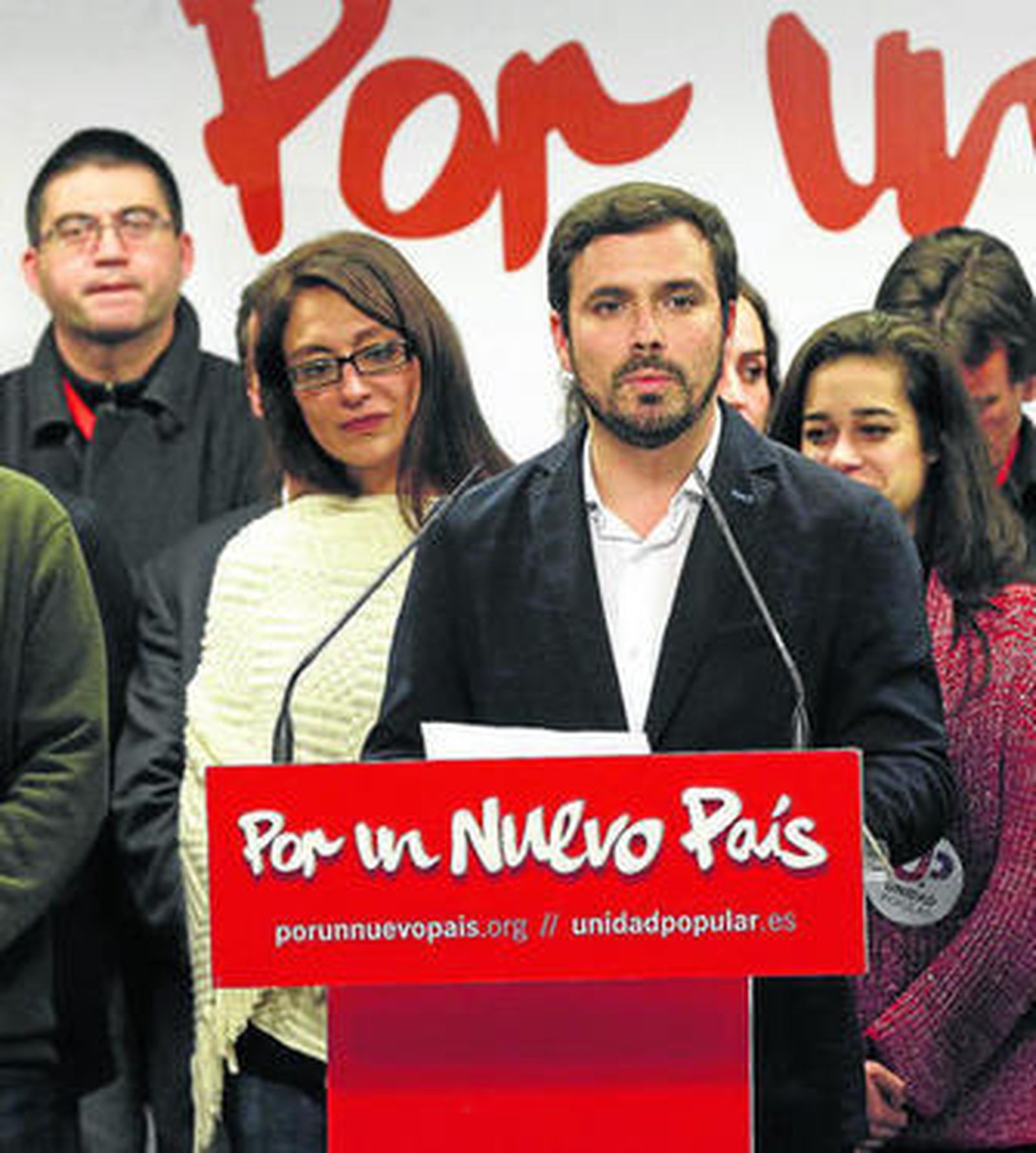 Alberto Garzón comparece ayer junto a miembros de su candidatura, con Sol Sánchez a su derecha.