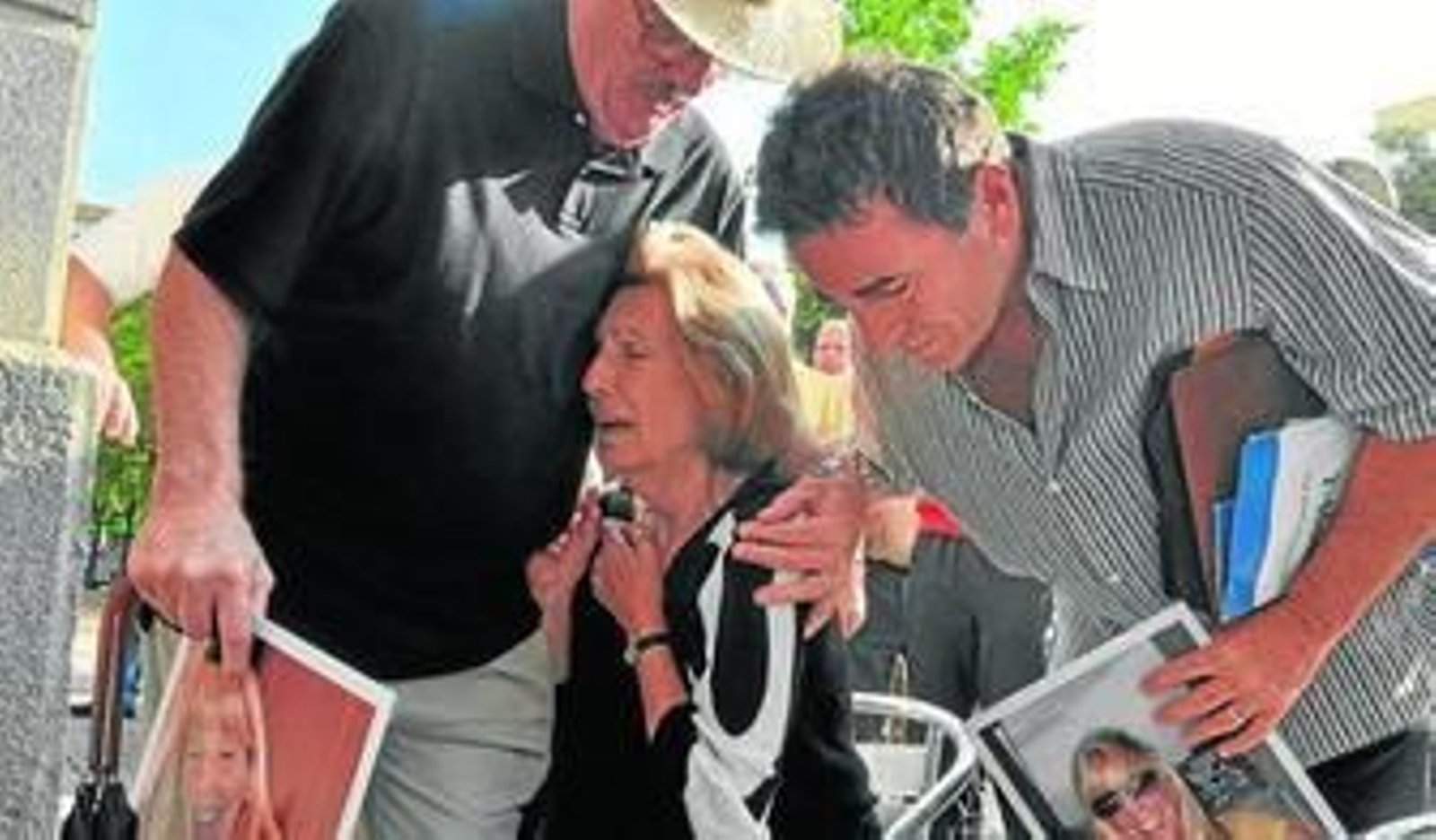 Sandra Cerna es atendida por su esposo y su hijo tras ver pasar al presunto asesino de su hija Laura.