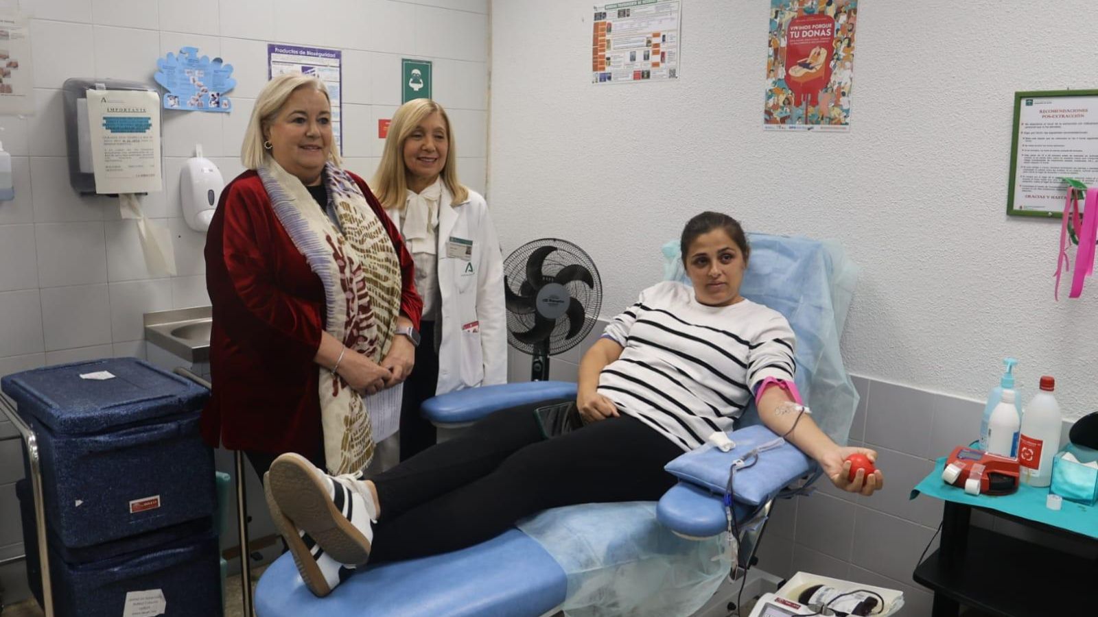 Manuela Caro y Lola Fernández durante su visita al Centro de Transfusión. Manuela Caro y Lola Fernández durante su visita al Centro de Transfusión.