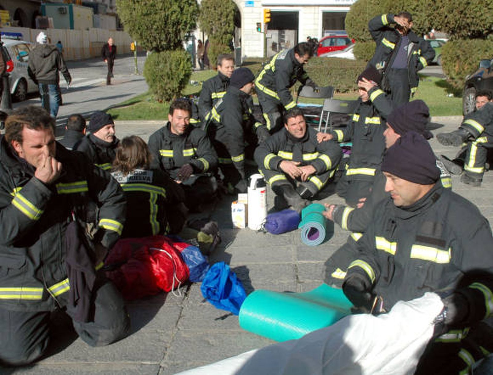 La Policía Local levanta el campamento de los bomberos en el Ayuntamiento