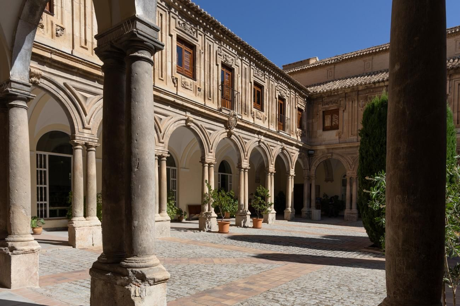 El claustro del Archivo Histórico Provincial hacen que bien merezca una visita. El claustro del Archivo Histórico Provincial hacen que bien merezca una visita.