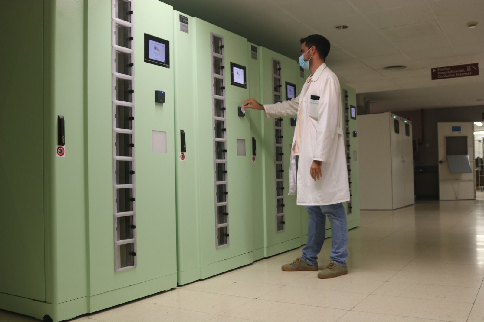 El Virgen del Rocío convierte los uniformes de sus profesionales en ropa hospitalaria inteligente