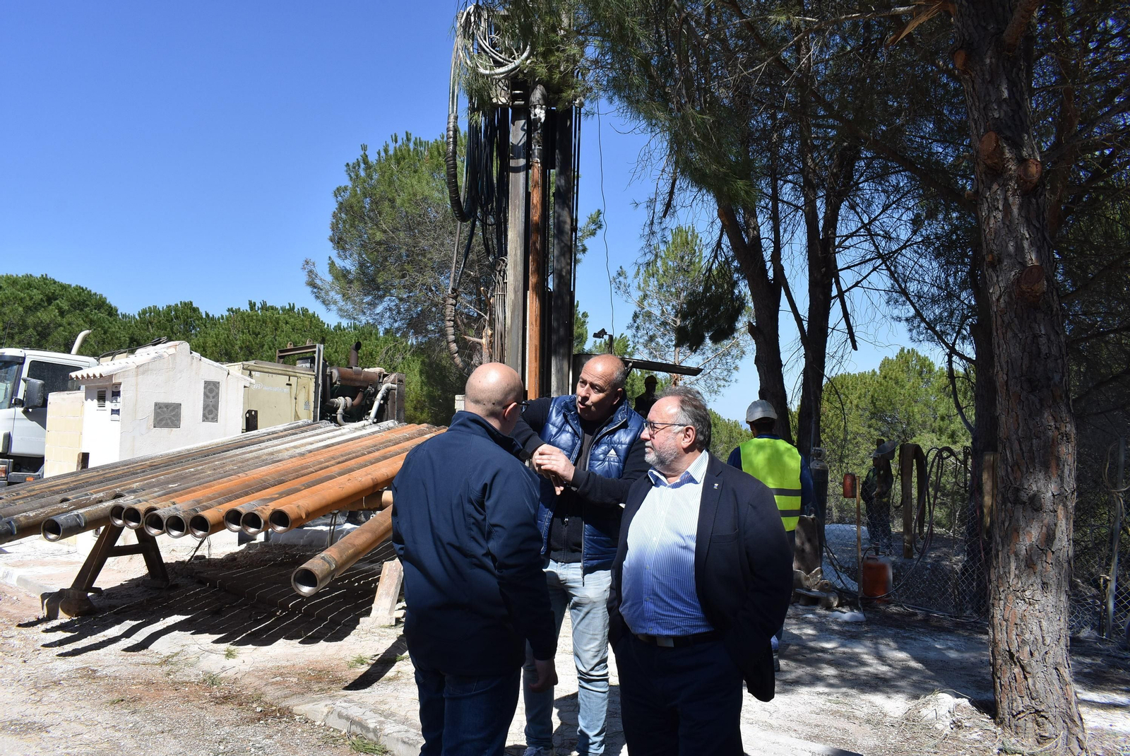 El alcalde de Alhaurín de la Torre visita el estado de las obras.