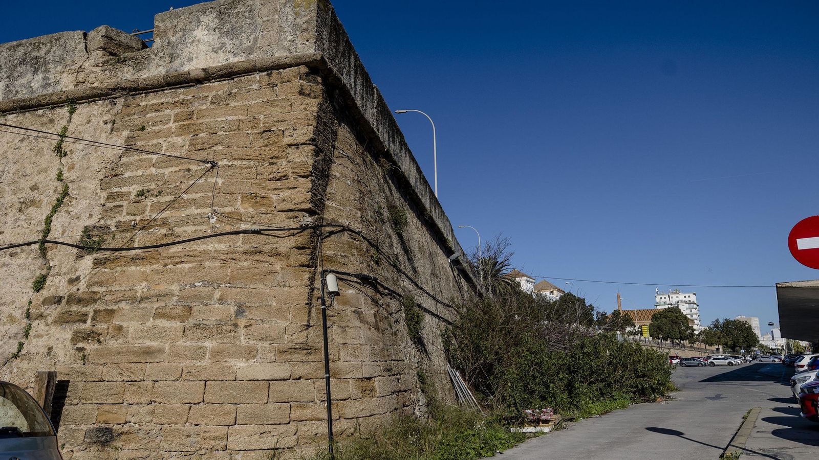 Estado de la muralla junto al entorno de la plaza de Sevilla.