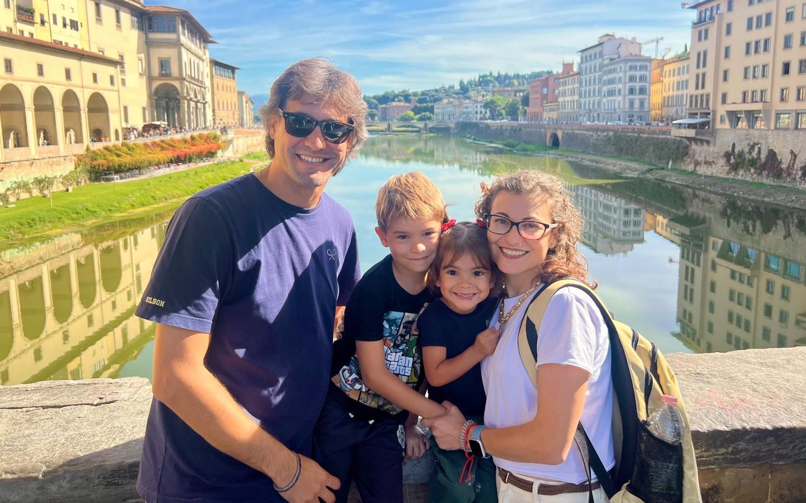 María Ángeles García, con su marido y sus dos hijos en Florencia.