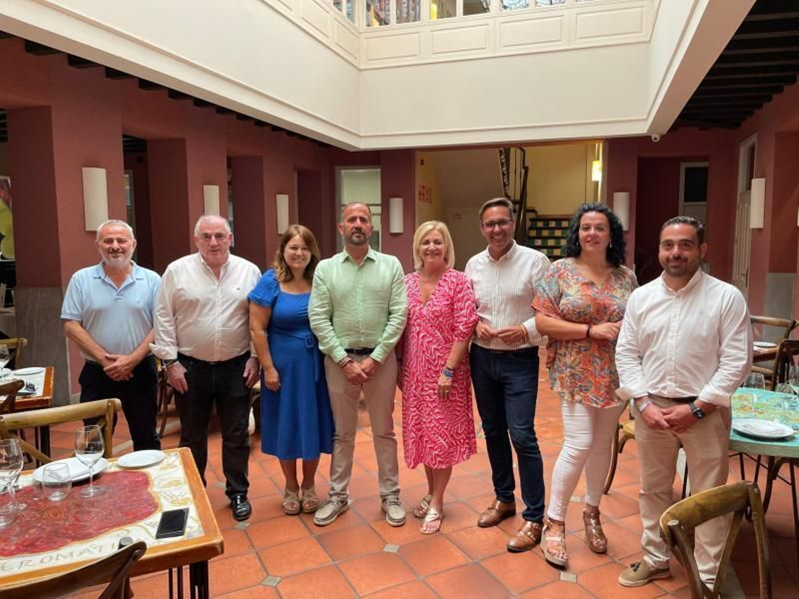 Participantes en el acto de presentación del portal de Canillas de Aceituno.