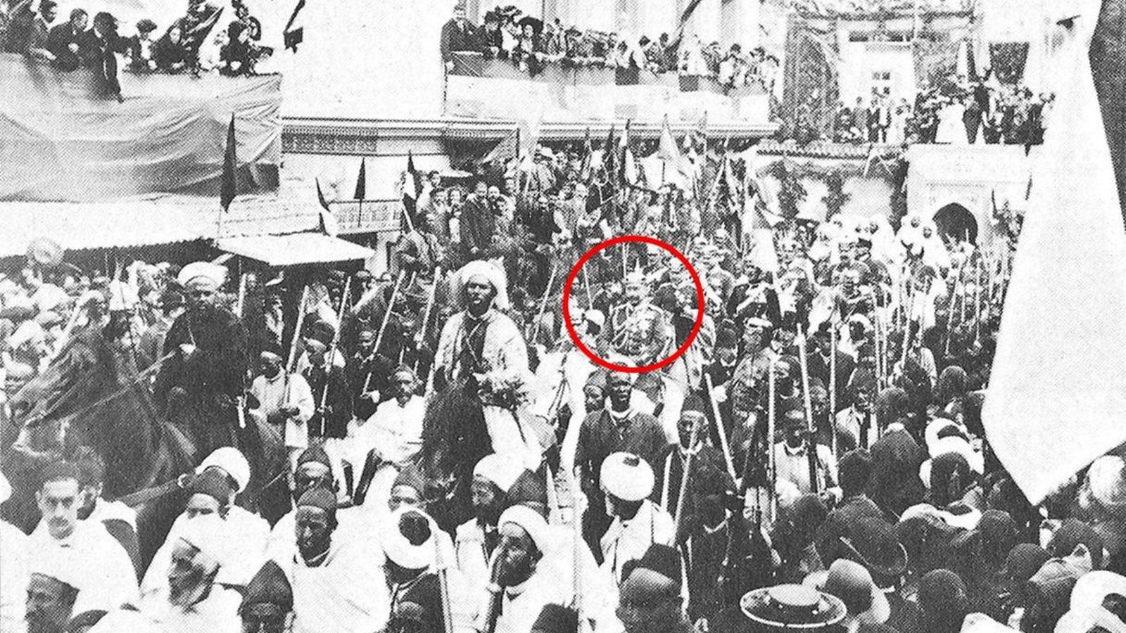 Visita a Tánger del Emperador de Alemania, Guillermo II, en 1905, marcado en la foto por un círculo. Esta aproximación provocó alarma en las potencias coloniales europeas.