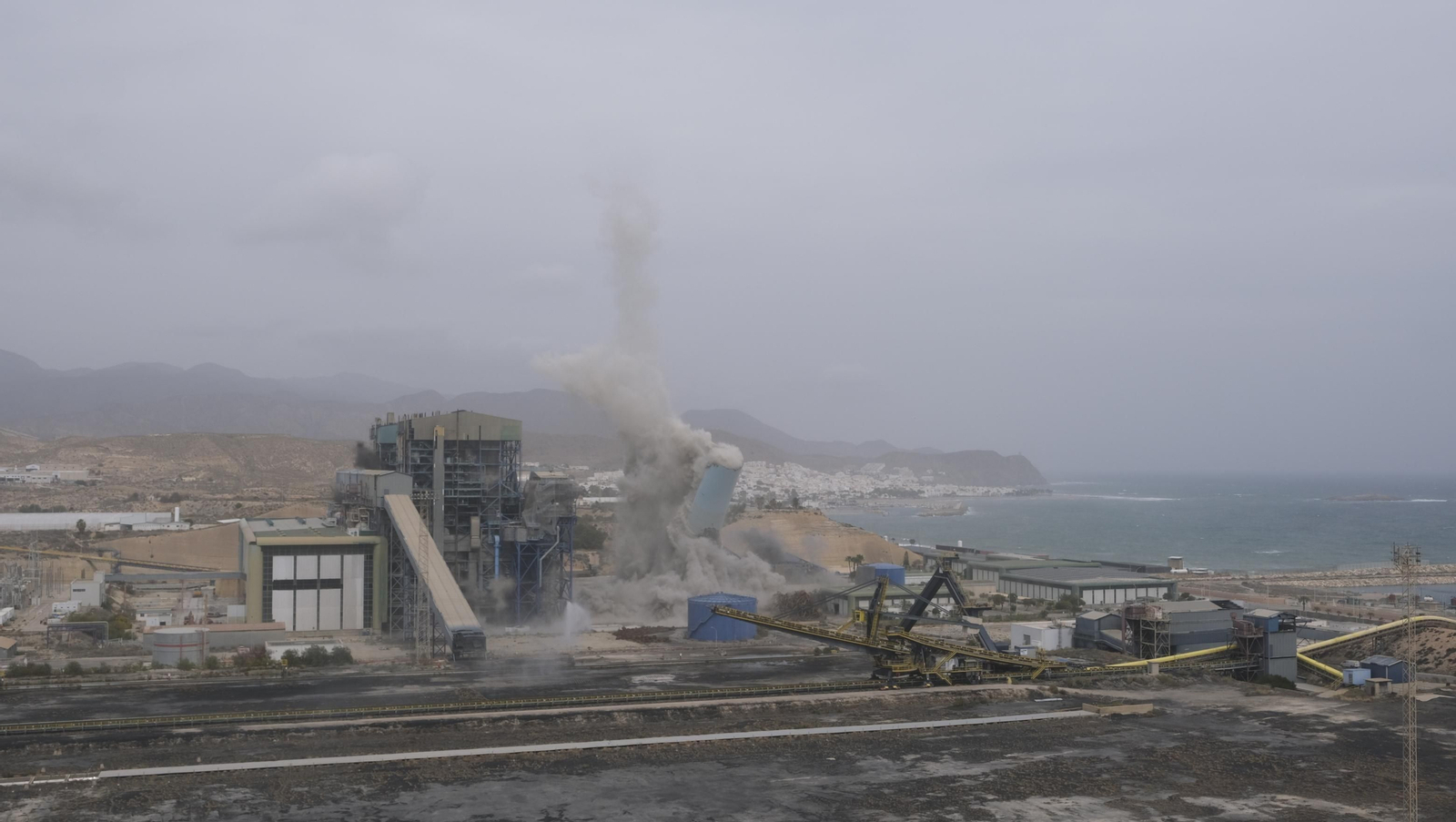 El derribo de la Torre Litoral de Endesa en Carboneras, en imágenes