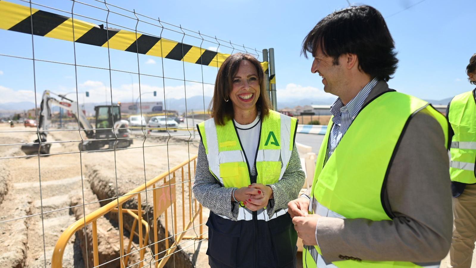 La consejera de Fomento, Rocío Dïaz, y el alcalde de Churriana, Antonio Narváez, junto a las obras de ampliación La consejera de Fomento, Rocío Dïaz, y el alcalde de Churriana, Antonio Narváez, junto a las obras de ampliación