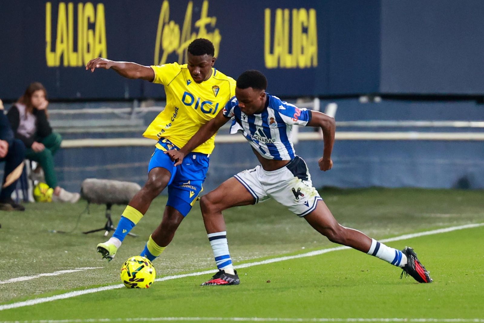 Caicedo y Ochieng en un lance del partido.