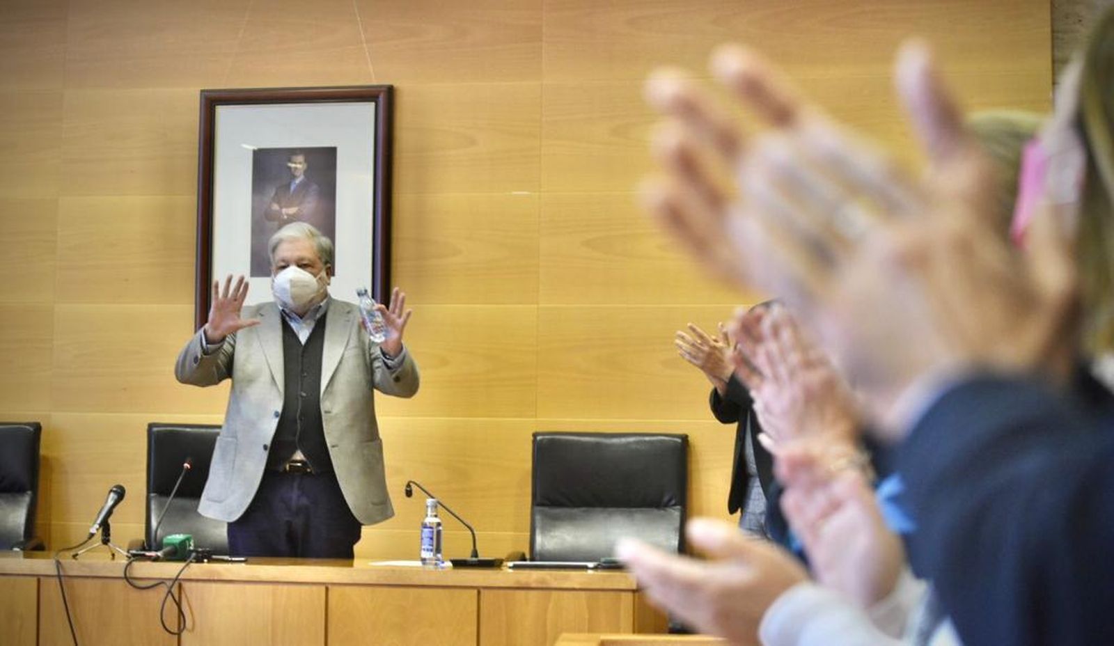 Aplausos en la despedida de Francisco Toscano como alcalde de Dos Hermanas.