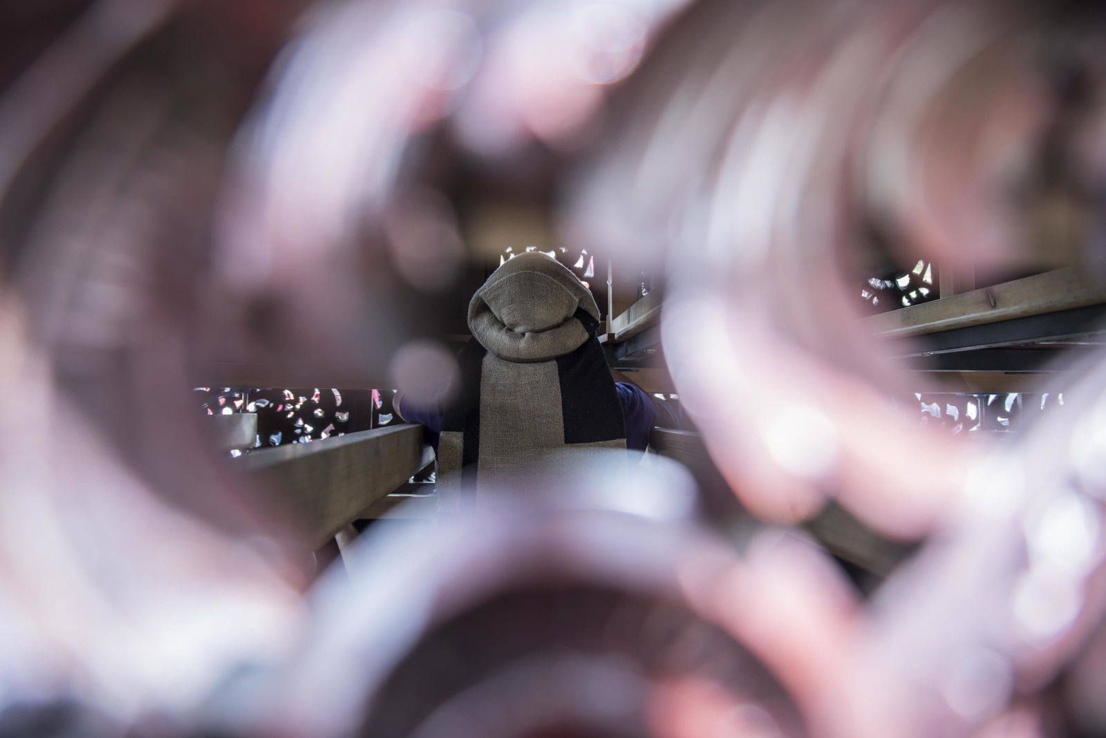 Costalero bajo el paso de la Soledad