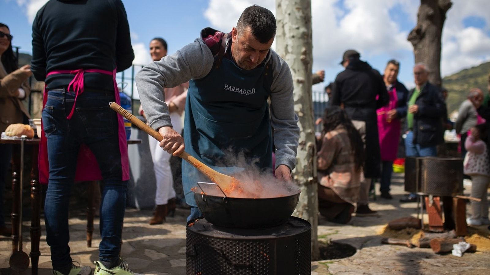 Uno de los participantes de la anterior edición del Concurso Sopas Cocías de Benamahoma