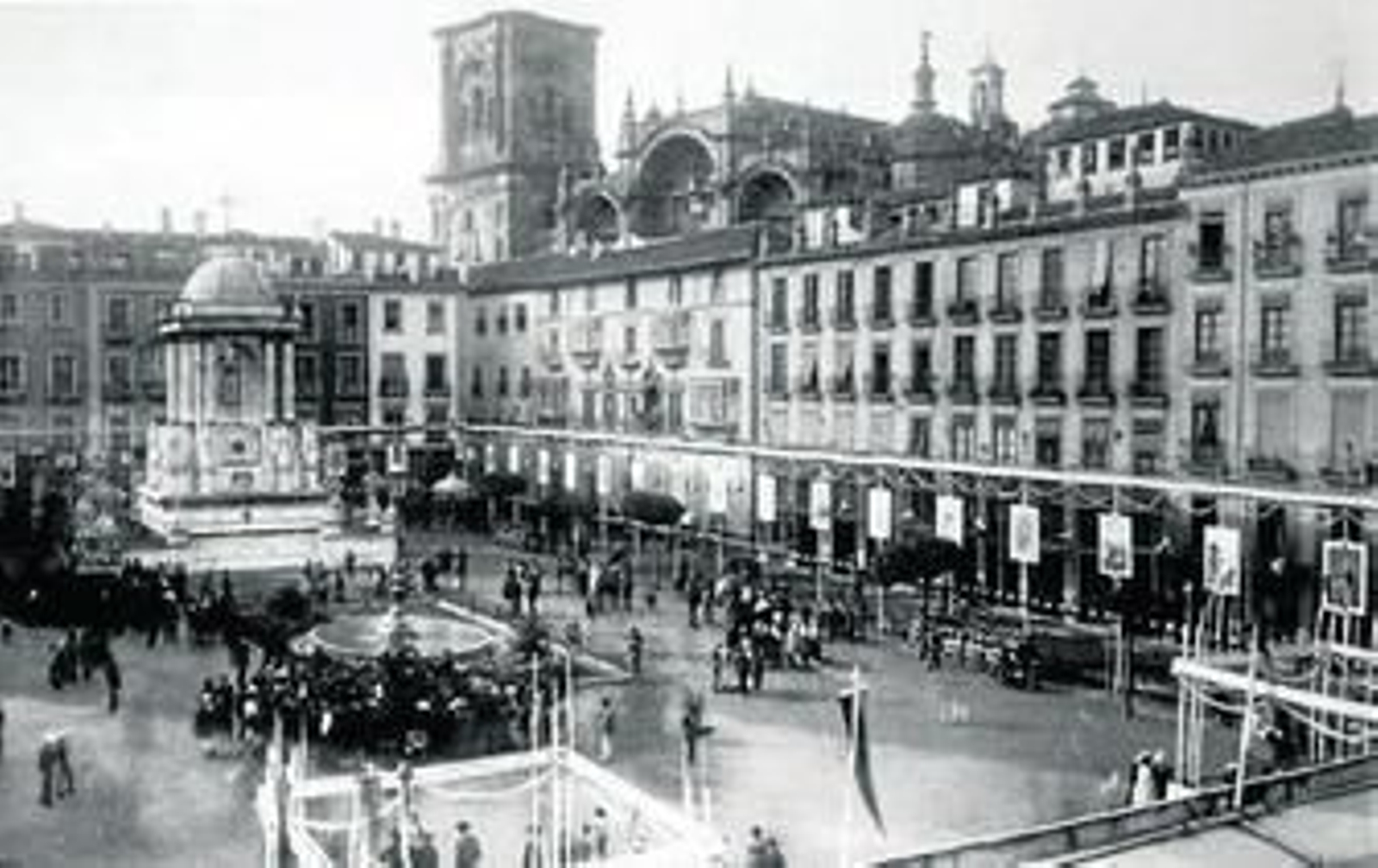 1.  Fiesta del Corpus en la Plaza de Bibarrambla. 2. Dibujo sobre el incendio de la Casa de los Miradores. 3. Espacio en el que estuvo la Casa de los Miradores. 4. Fachada del Palacio Arzobispal.