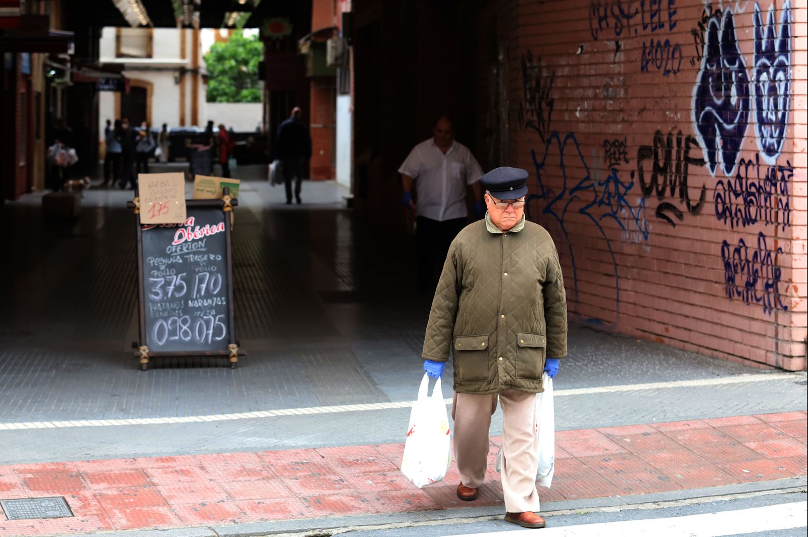 Imágenes de la actividad en las pequeñas tiendas de alimentación, fruterías y pescaderías
