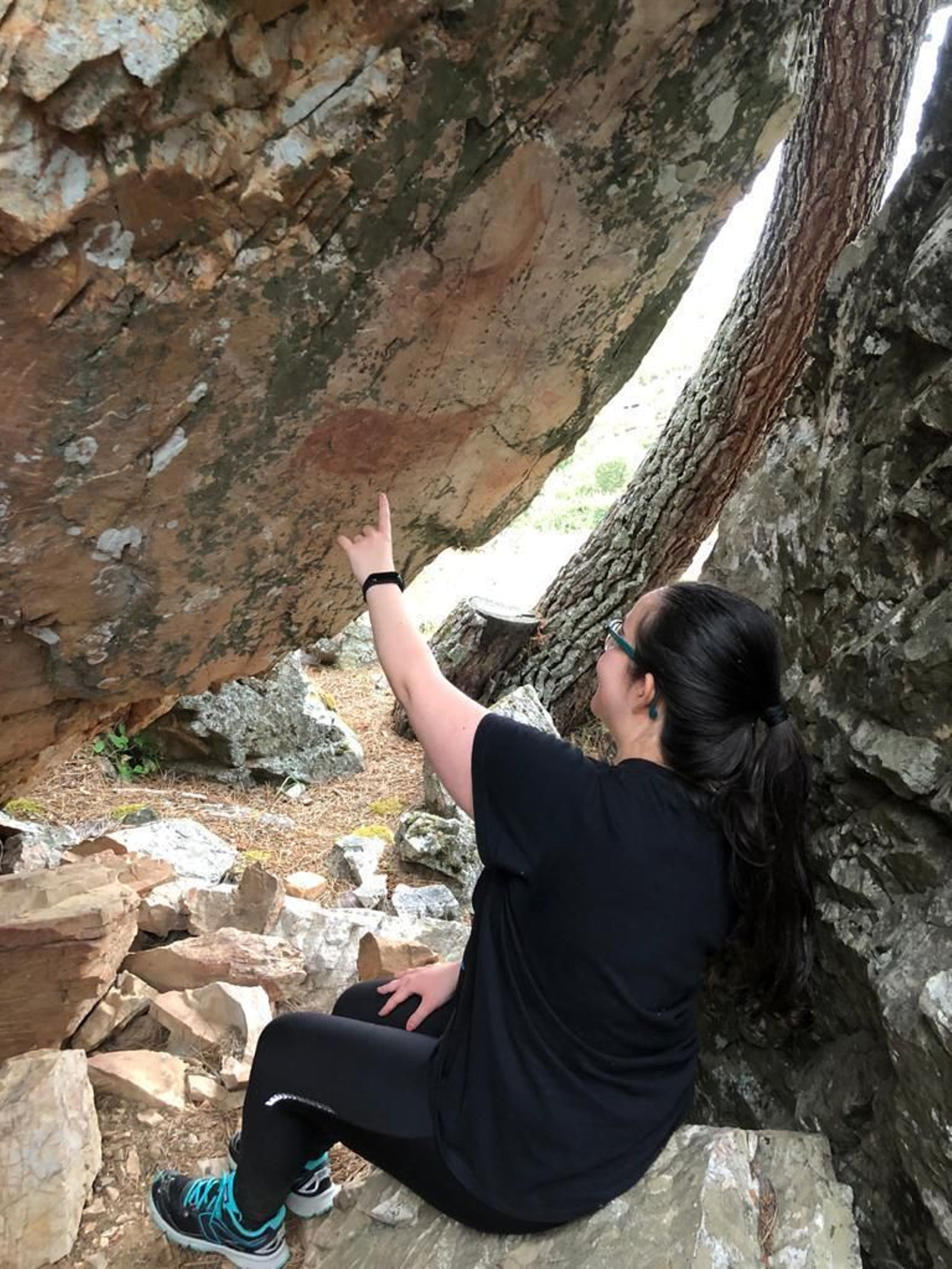 María José Fernández junto a una pintura rupestre.