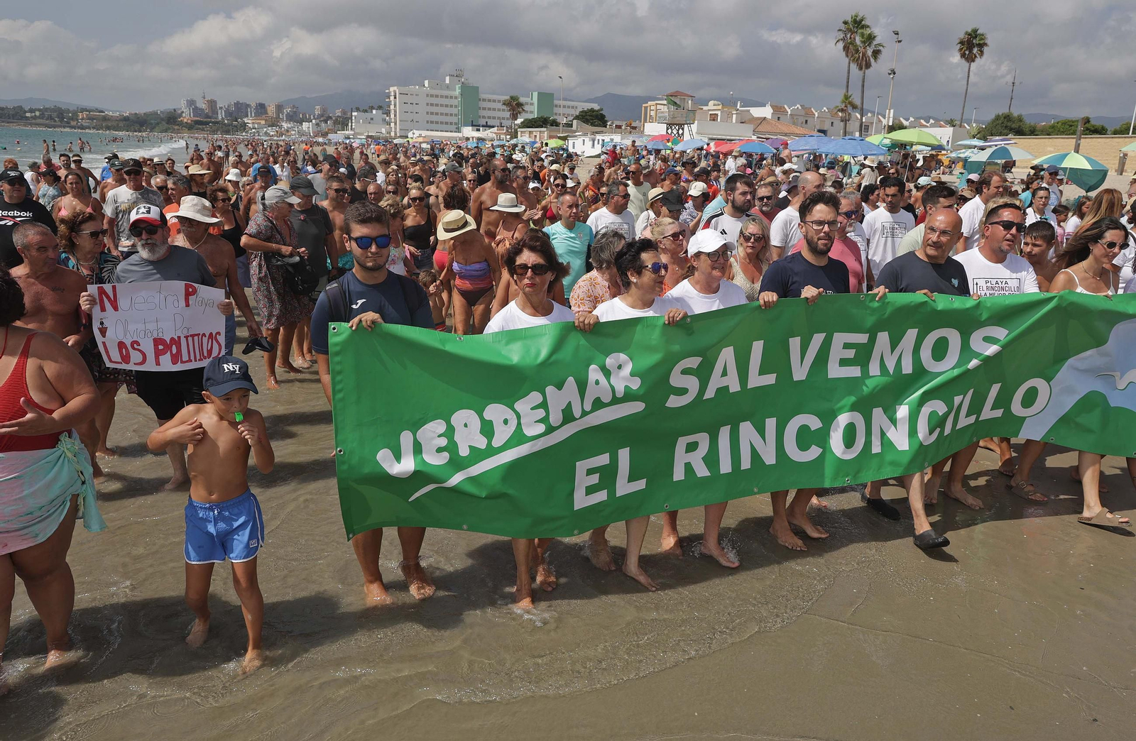 Fotos de la manifestación de la plataforma Salvemos El Rinconcillo y el grupo ecologista Verdemar en Algeciras