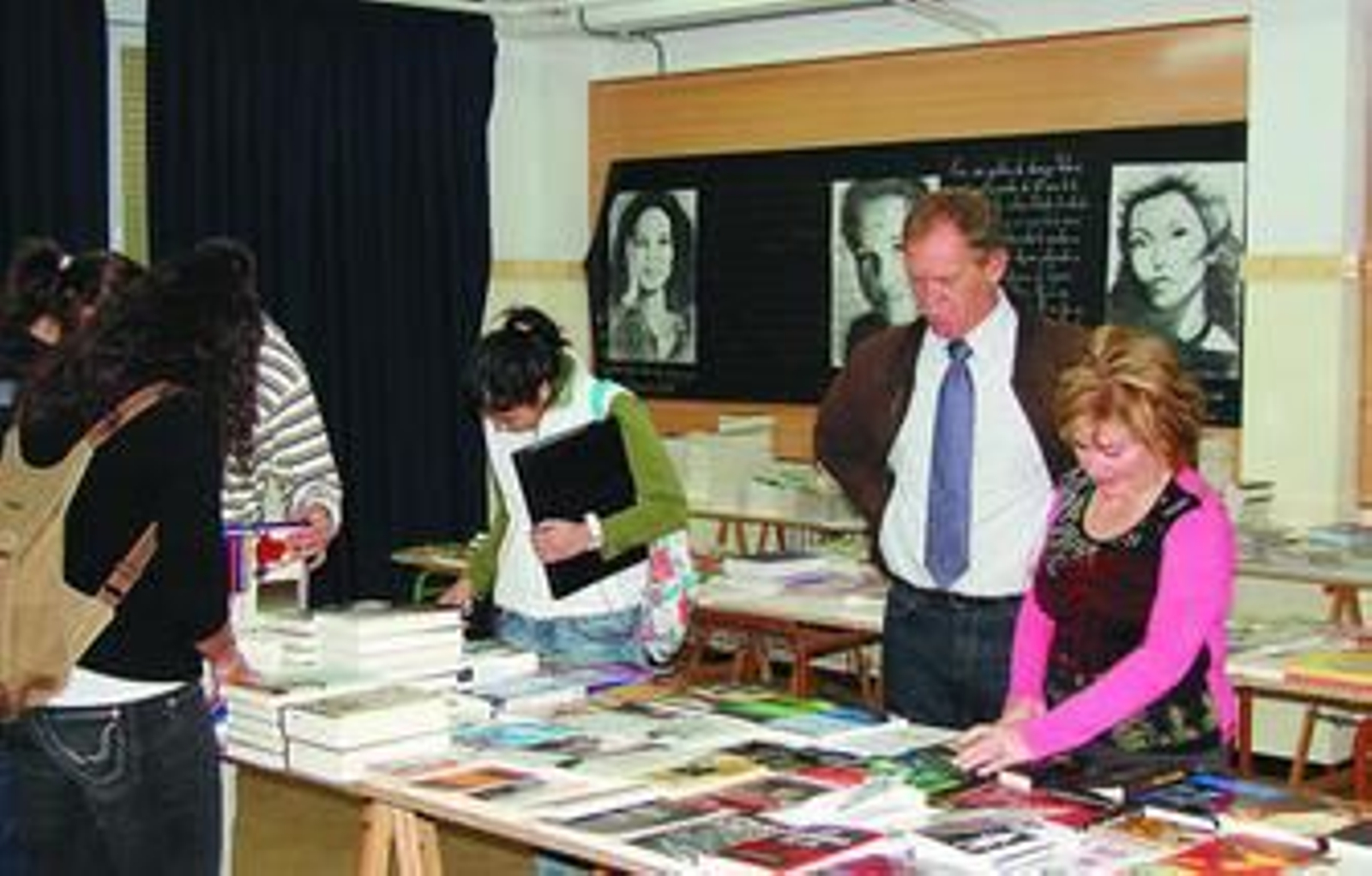 La coordinadora de la feria del libro y el director del Centro supervisan que todo esté perfecto. La coordinadora de la feria del libro y el director del Centro supervisan que todo esté perfecto.