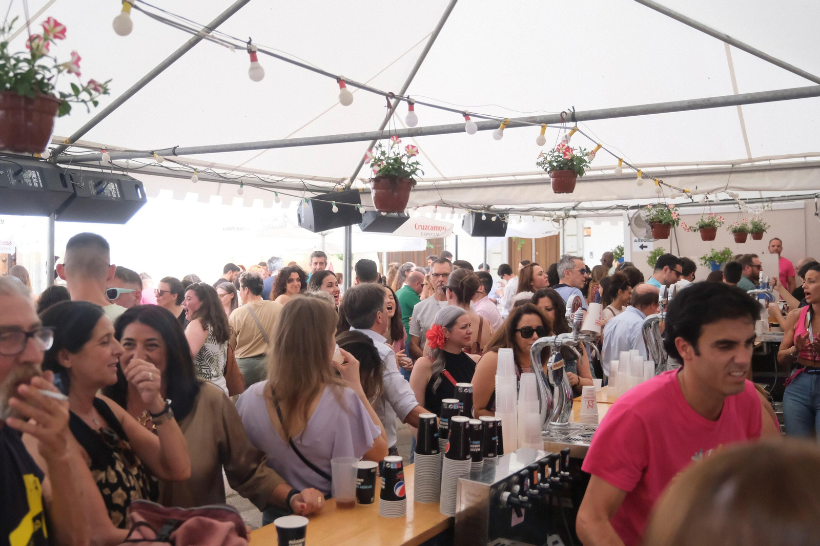 Ganas de fiesta a las puertas del fin de semana en las Cruces de Mayo de Córdoba, en imágenes