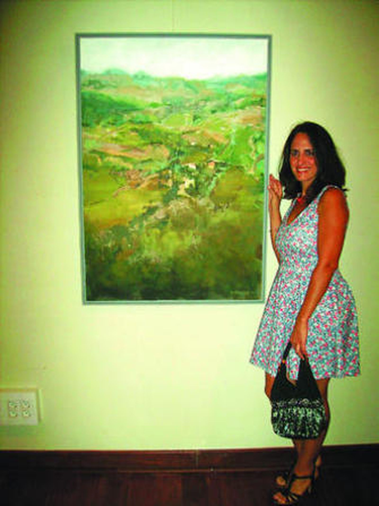 Cristina López, junto a una de las obras de la muestra.