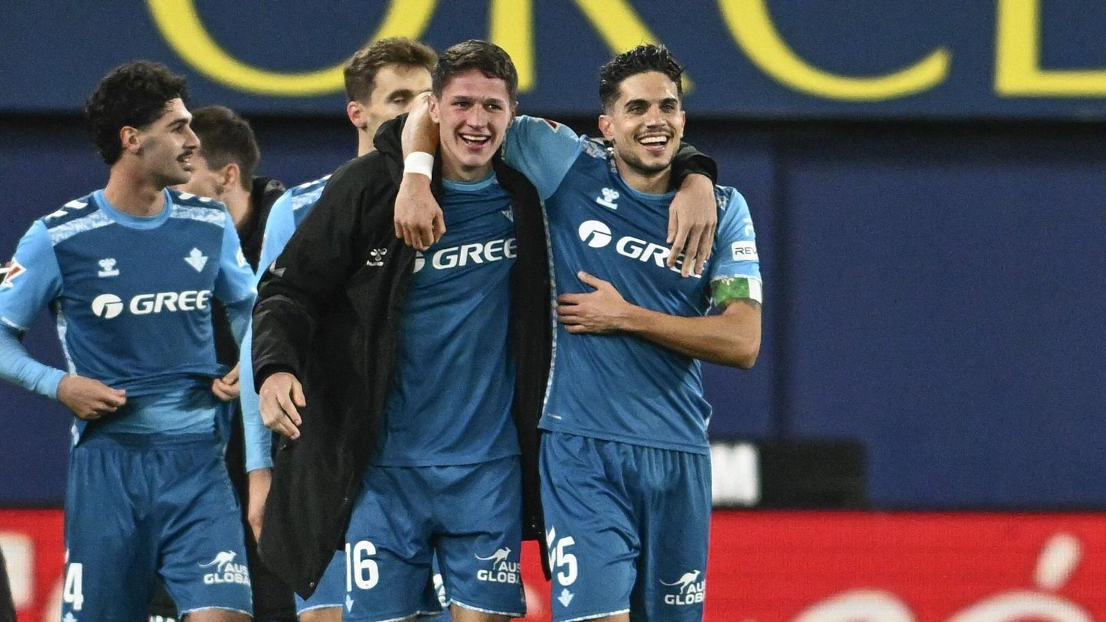 Altimira y Bartra se abrazan en el festejo del triunfo del Betis en Villarreal.