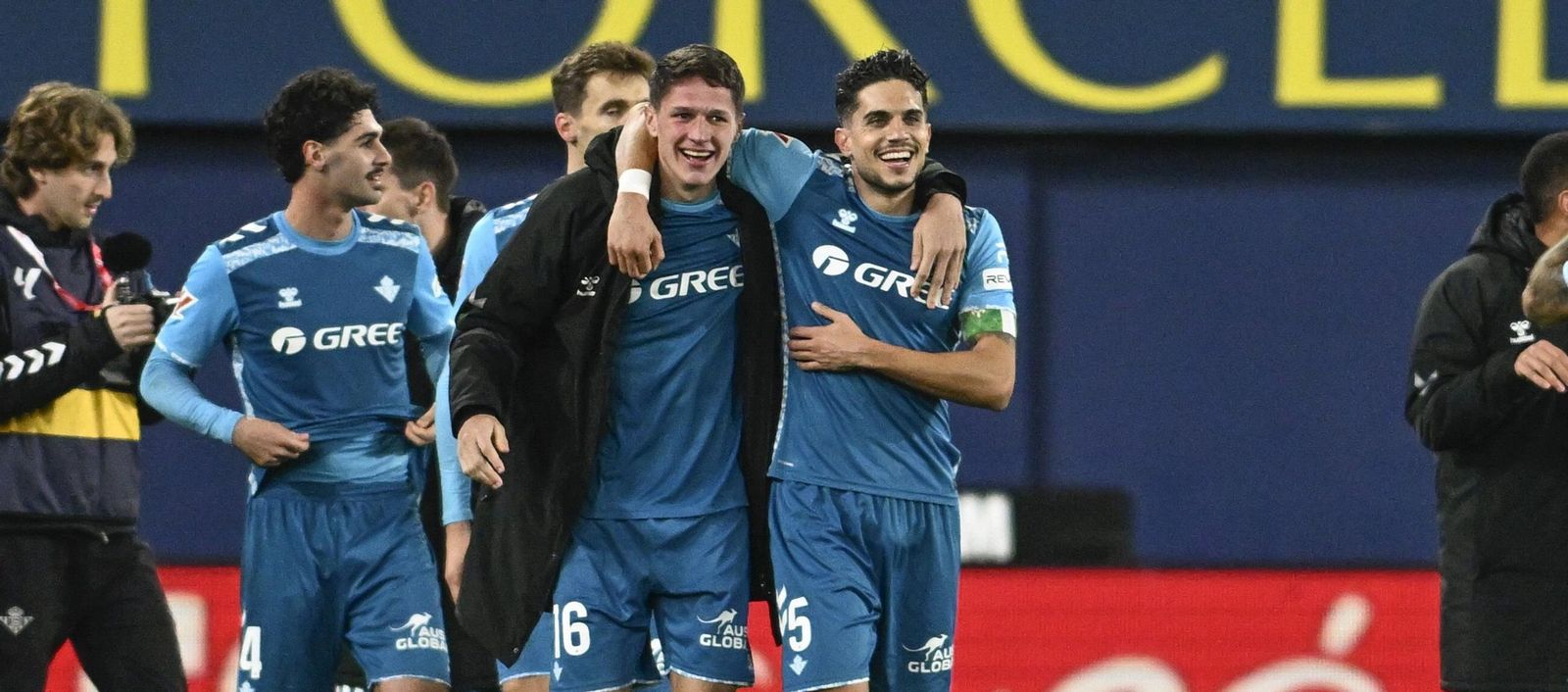 Altimira y Bartra se abrazan en el festejo del triunfo del Betis en Villarreal.